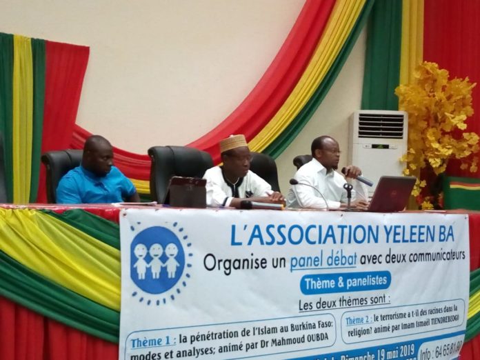 LE-PRESIDIUM-LORS-DU-PANEL-DE-ASSOCIATION-YELEEN-BA