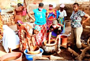 des-femmes-en-pleines-preparation-de-soumbala