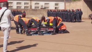 une-equipe-de-sapeurs-pompiers-en-pleine-demonstration