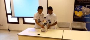 DES-ENFANTS-INITIES-A-LA-PROGRAMMATION-ROBOTIQUE