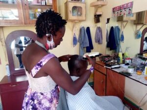 Entreprenariat- Jacqueline –HIEN-se -lance –dans- la -coiffure -des -hommes 