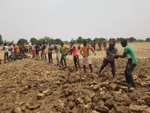 Goundi –le- barrage- s’ensable –et- à –mains- nues- la -population -tente –de- le- curer