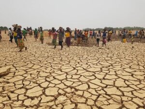 Goundi –le- barrage- s’ensable –et- à –mains- nues- la -population -tente –de- le- curer