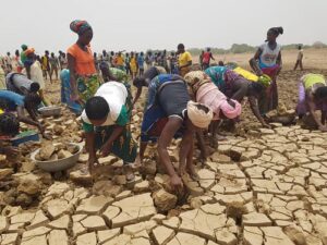 Goundi –le- barrage- s’ensable –et- à –mains- nues- la -population -tente –de- le- curer